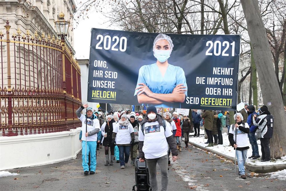 Archivo - Protesta contra la vacunación obligatoria contra la COVID-19 en la capital de Austria, Viena. 