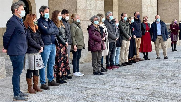 Miembros de la Corporación de Cáceres guardan cinco minutos de silencio en solidaridad con la población de Ucrania