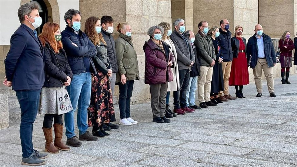 Miembros de la Corporación de Cáceres guardan cinco minutos de silencio en solidaridad con la población de Ucrania