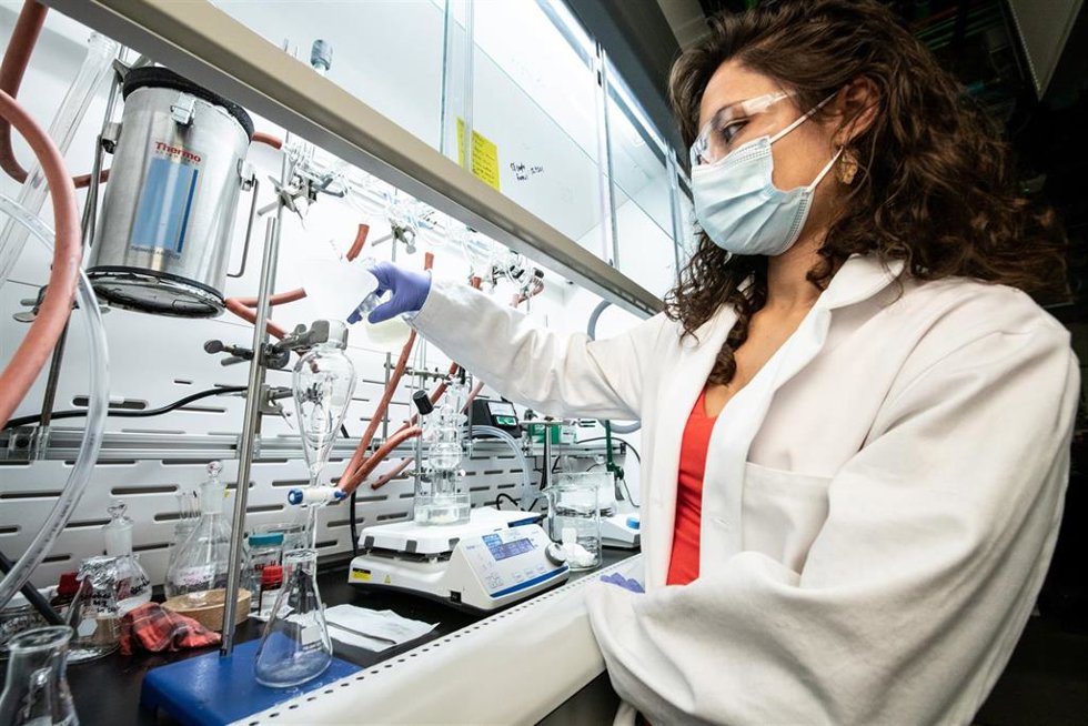 Archivo - NREL researcher, Robin Cywar, purifies a catalysts with a sublimation to use in polymerizations for recyclable nylon materials. Shes working with Gregg Beckhams plastics groupon the redesign of nylon polymers so they can be chemically recyc