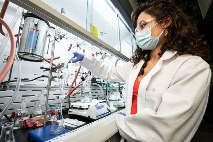 Archivo - NREL researcher, Robin Cywar, purifies a catalysts with a sublimation to use in polymerizations for recyclable nylon materials. Shes working with Gregg Beckhams plastics groupon the redesign of nylon polymers so they can be chemically recyc