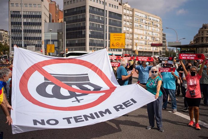 Archivo - ANC y mnium convoca una manifestación de protesta contra el Rey en la plaza Espanya de Barcelona.