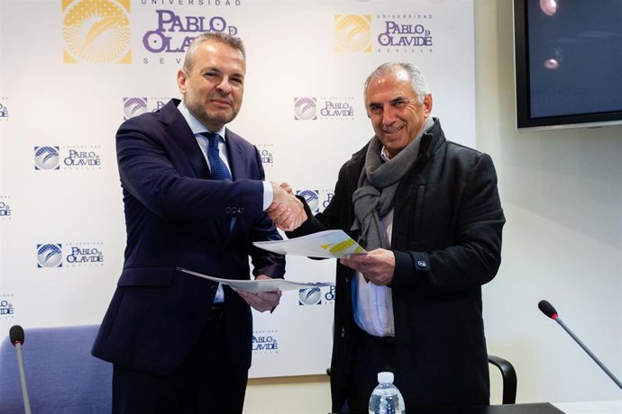 De izquierda a derecha, el vicerrector de Cultura y Políticas Sociales de la Universidad Pablo de Olavide (UPO), David Cobos Sanchiz, y el alcalde del Ayuntamiento de Pedrera, Antonio Nogales Monedero.