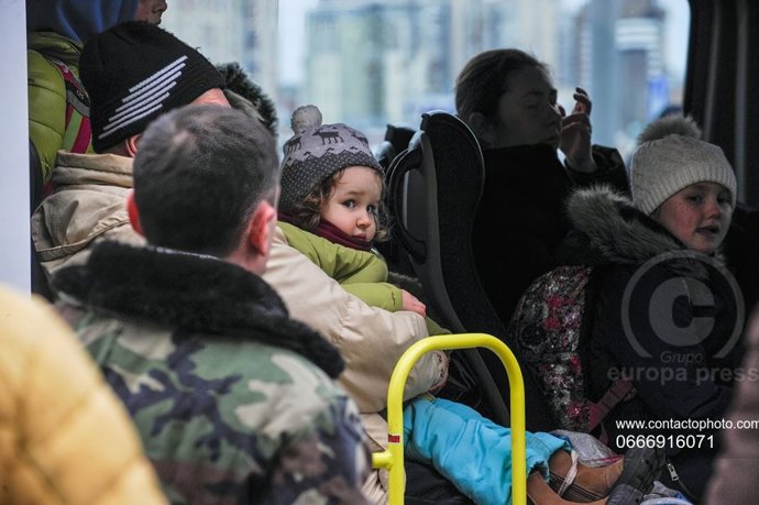 marzo de 2022, Kiev, Ucrania: Se ve a un niño sentado en un autobús de evacuación en Kiev. Desde el comienzo de la invasión militar rusa, más de 1,7 millones de refugiados han abandonado Ucrania. Así lo informa la agencia de refugiados de la ONU.,Imagen