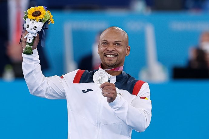 Archivo - El gimnasta español Ray Zapata muestra la medalla de plata en los Juegos de Tokyo 2020.