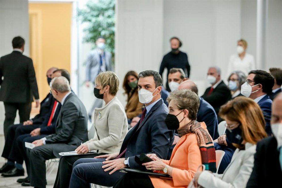 (I-D) La secretaria de Estado de Digitalización e Inteligencia Artificial, Carme Artigas; el presidente del Gobierno, Pedro Sánchez y la secretaria de Estado y directora del Centro Nacional de Inteligencia, Paz Esteban, en el acto de agradecimiento al t