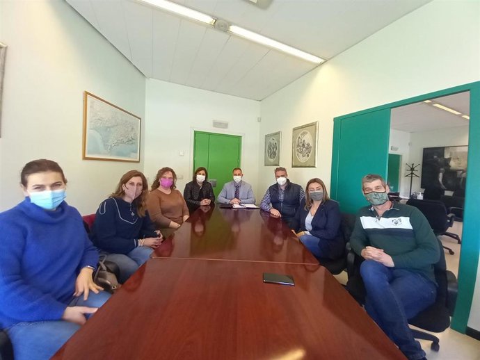 Jimenez en su reunión con el alcalde y la comunidad educativa de Viator (Almería)