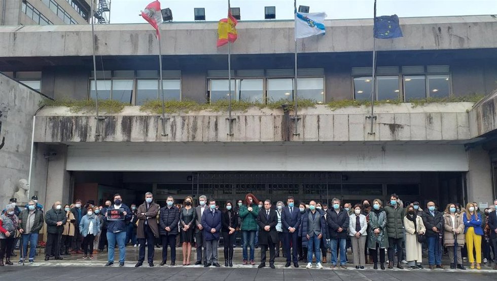 Concentración silencia en repulsa por la guerra en Ucrania, y en apoyo al pueblo ucraniano, en la Praza do Rei, en Vigo.