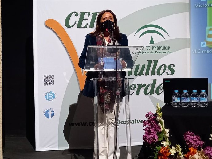 La delegada de Educación y Deporte de la Junta en Huelva, Estela Villalba, ha asistido a la inauguración de las Jornadas Provinciales de Directores 'Estrategias para el Desarrollo de la Función Directiva', en Almonte.