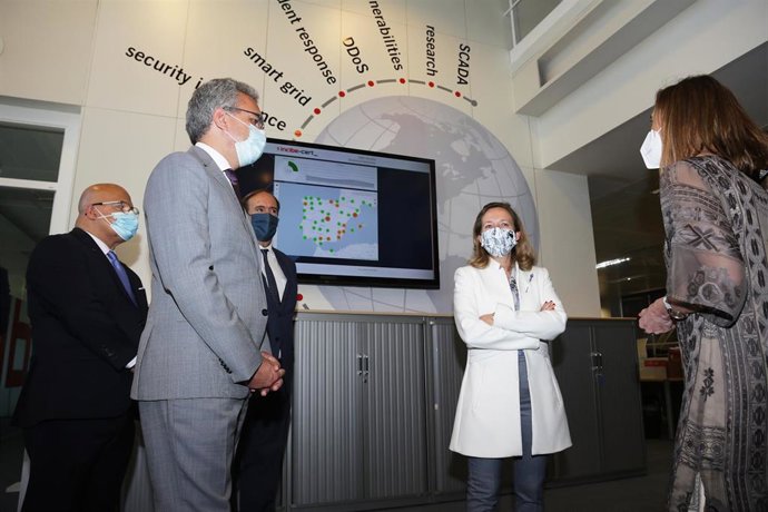 Archivo - La vicepresidenta segunda del Gobierno y ministra de Asuntos Económicos y Transformación Digital, Nadia Calviño (c), durante una visita a la sede central del Instituto Nacional de Ciberseguridad (Incibe), a 7 de junio de 2021, en León, Castill