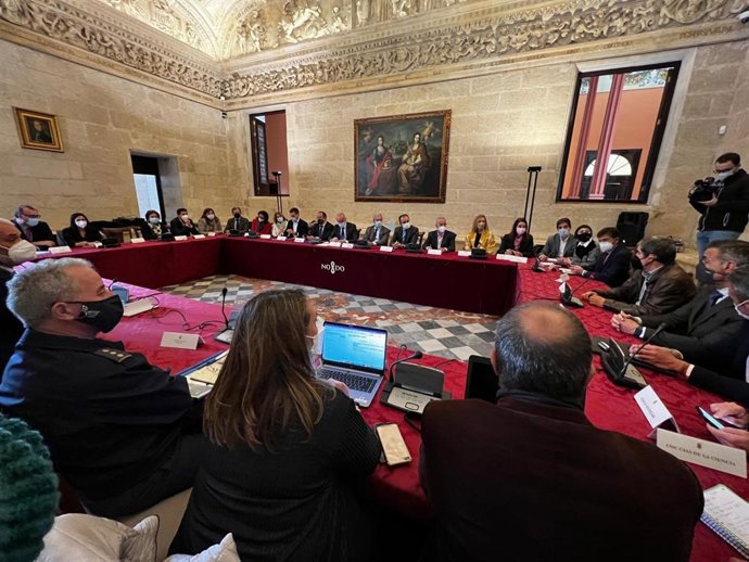 Reunión de Muñoz y Velasco con empresarios e instituciones del sector aeroespacial en el Ayuntamiento.