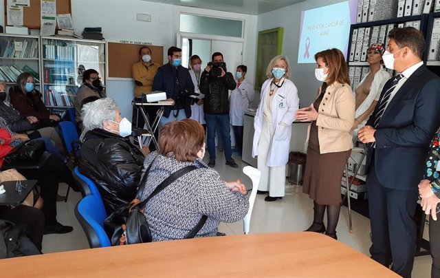 Charla sobre cáncer de mama.