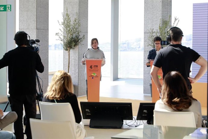 La presidenta del Govern balear, Francina Armengol, y el conseller de Modelo Económico, Turismo y Trabajo, Iago Negueruela, en una presnetación en el marco de la feria turística ITB Berlín.