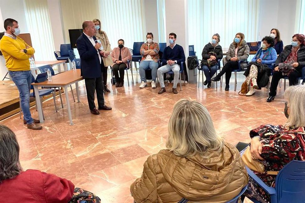El alcalde de Antequera, Manuel Barón, durante la reunión constitutiva del gabinete de emergencia social en favor de los afectados por el conflicto bélico que se está viviendo en Ucrania