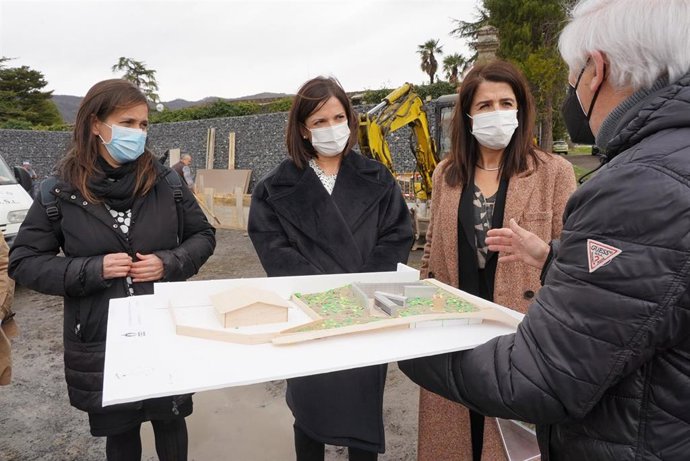 Itziar Biguri, Beatriz Artolazabal, y Aintzane Ezenarro visitan las obras del columbario de Orduña.