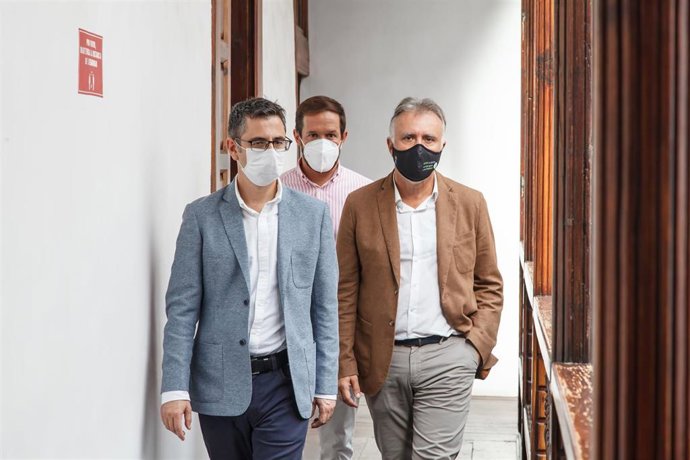 Archivo - El ministro de la Presidencia, Relaciones con las Cortes y Memoria Democrática, Félix Bolaños (i), y el presidente de Canarias, Ángel Víctor Torres, se dirigen a la reunión de la Comisión Mixta para la reconstrucción, recuperación y apoyo a la