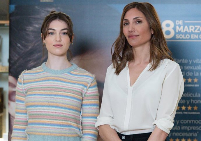 La directora y la protagonista de la película 'El acontecimiento', Audrey Diwan (d) y Anamaria Vartolomei (i), posan en el photocall de la presentación del film, en los Cines Princesa