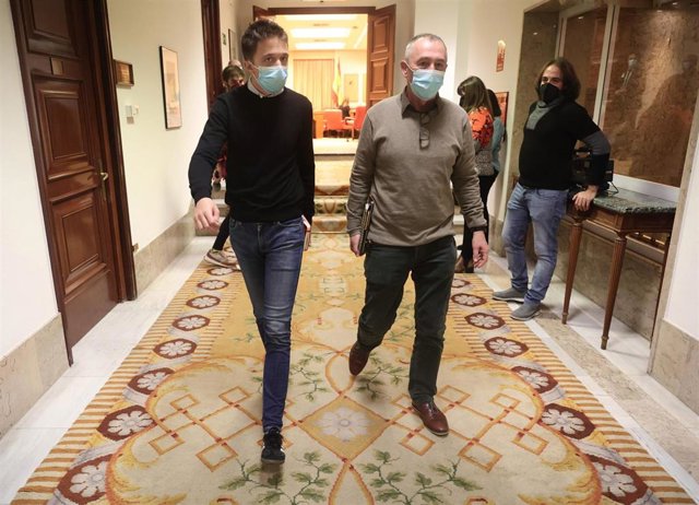 Archivo - El líder de Más País, Íñigo Errejón (i), y el portavoz de Compromís en el Congreso, Joan Baldoví, a su llegada a una sesión plenaria en el Congreso