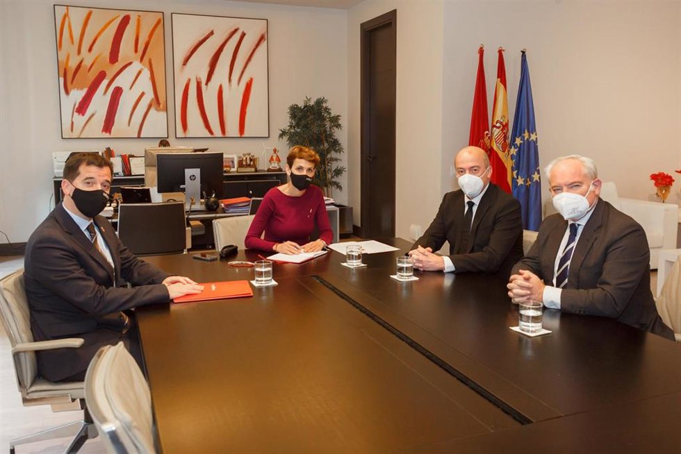 El consejero de Desarrollo Económico y Empresarial, Mikel Irujo; la presidenta de Navarra, María Chivite; Juan Corral, director Comercial de Air Nostrum, y Antonio de No, director de Comunicación, Marketing y Relaciones Institucionales.