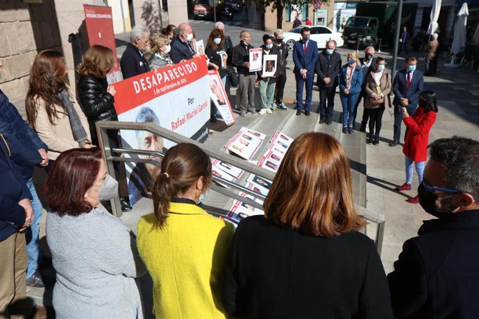 El alcalde, concejales del Ayuntamiento de Córdoba y familiares se suman a la efeméride del 9 de marzo, Día de las Personas Desaparecidas.