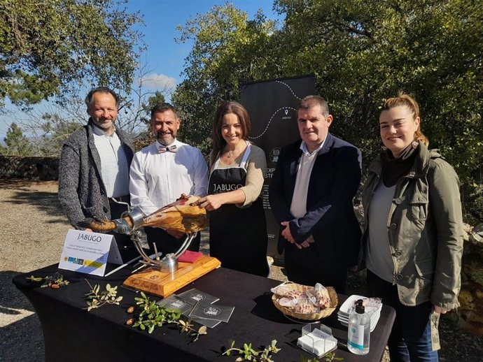 La delegada de Turismo de la Junta en Huelva, María Ángeles Muriel, ha participado este miércoles en la ruta del Jabugo, impulsada por el Consejo Regulador de Denominación de Origen Protegida (DOP) Jabugo.