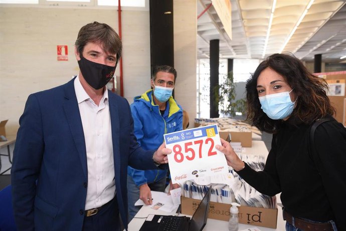 David Guevara en la entrega de dorsales de la carrera popular Nervión-San Pablo.