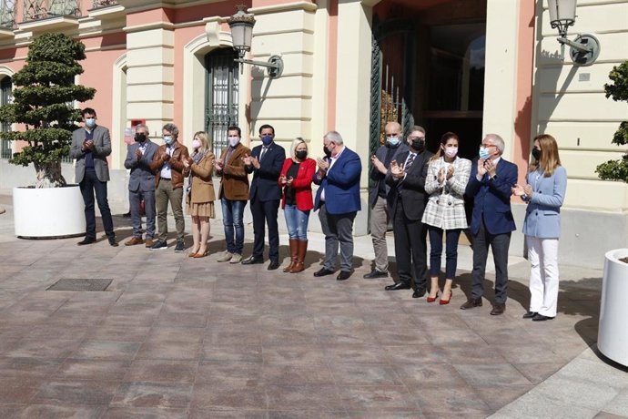 Concentración en la puerta del Ayuntamiento de Murcia en apoyo al pueblo ucraniano