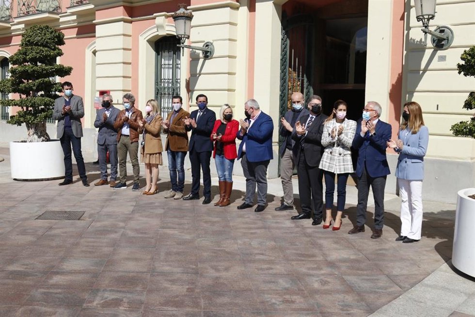 Concentración en la puerta del Ayuntamiento de Murcia en apoyo al pueblo ucraniano