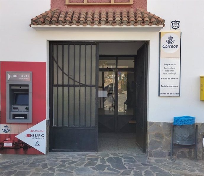 Cajero junto a la sede de Correos en Gérgal (Almería).