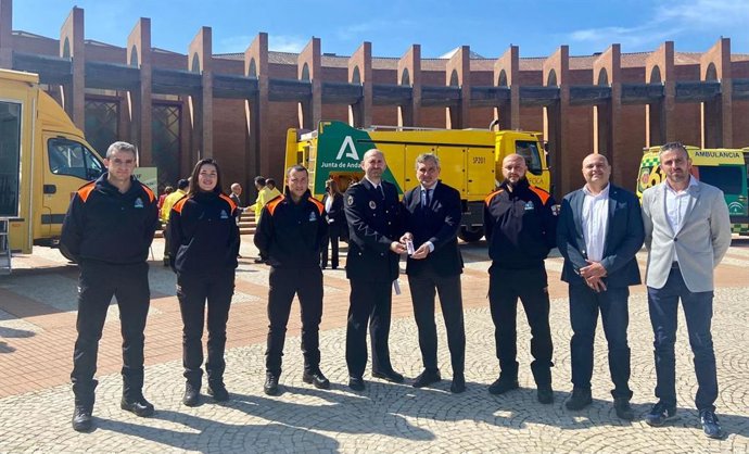 Escobar junto a voluntarios de Protección Civil de la Diputación de Almería