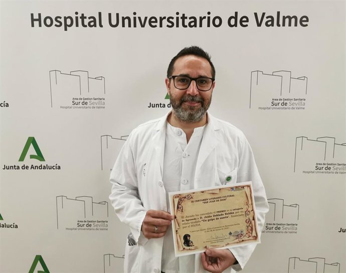 Jesús Doblado, enfermero del Hospital de Valme, con el galardón del certamen literario San Juan de Dios.