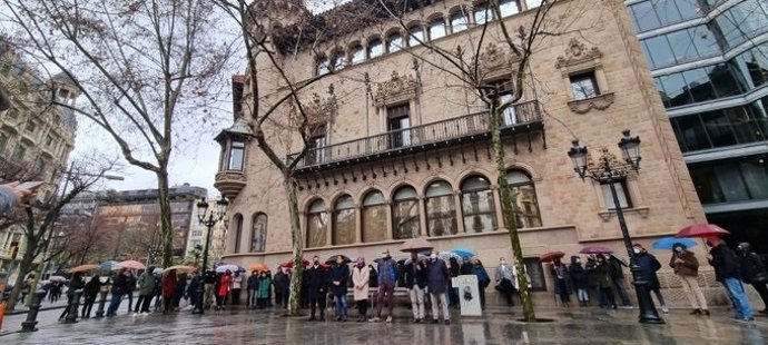 Trabajadores y cargos electos de la Diputación de Barcelona guardan cinco minutos de silencio ante la sede de Can Serra.