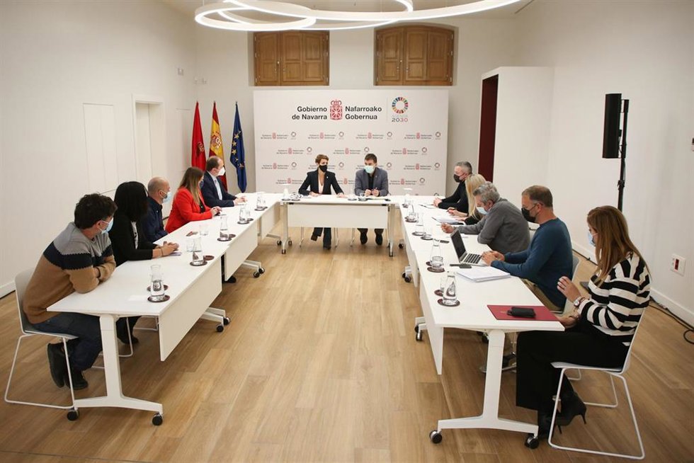 La presidenta de Navarra, María Chivite, y el consejero de Políticas Migratorias y Justicia, Eduardo Santos, en la reunión con representantes de entidades de apoyo a las personas afectadas por la invasión de Ucrania.