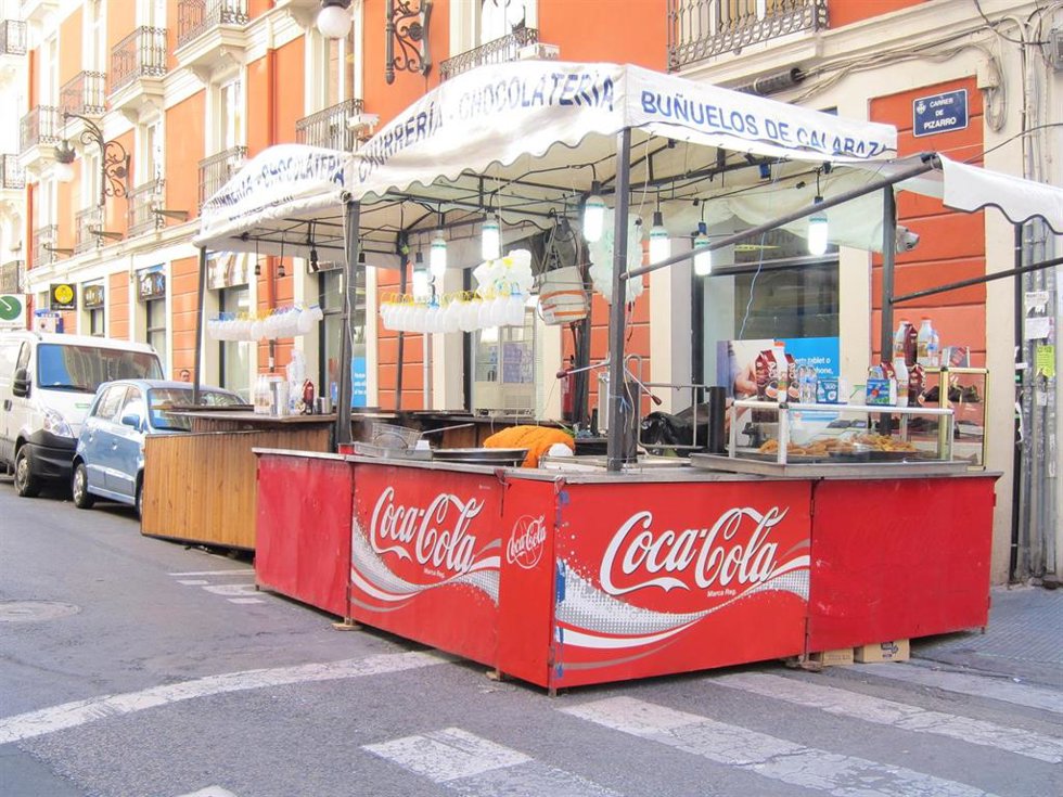 Archivo - Puesto de venta de churros y buñuelos por Fallas en el centro de Valencia