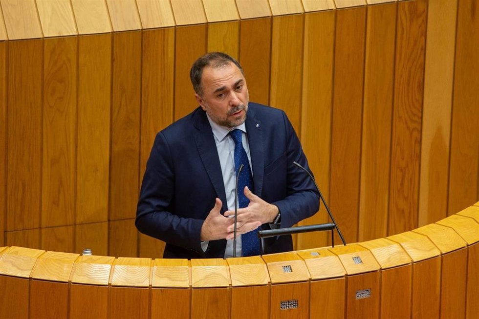 Archivo - El conselleiro de Sanidade, Julio García Comesaña, comparece a petición propia en el Parlamento de Galicia para informar de la pandemia y de la atención primaria