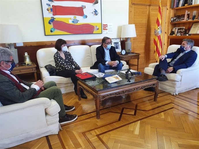 El consejero autonómico, José Luis Soro, durante el encuentro con el presidente de Tradime.