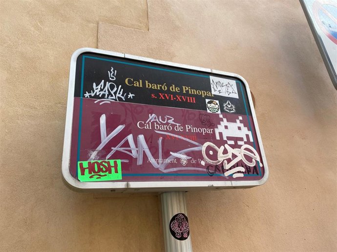 Archivo - Imagen señal de Palma llena de graffitis