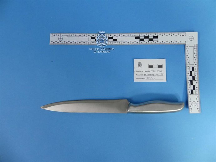 Cuchillo intervenido a un detenido por un robo con intimidación en un establecimiento de hostelería de Pontevedra.