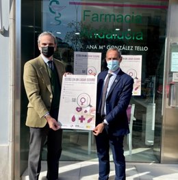 El subdelegado del Gobierno en Cádiz, José Pacheco, y el presidente del Colegio de Farmacéuticos de Cádiz, Ernesto Cervilla.