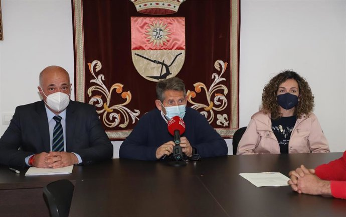 El presidente de la Diputación de Córdoba, Antonio Ruiz (izda.), en su visita a La Victoria.