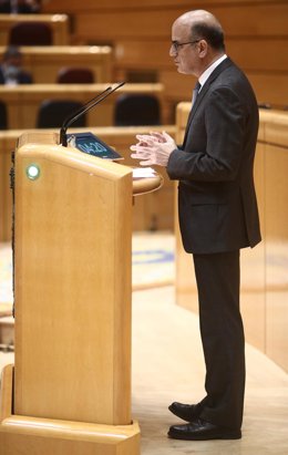 Archivo - El senador de UPN, Alberto Catalán interviene durante una sesión plenaria en el Senado, en Madrid (España)  .