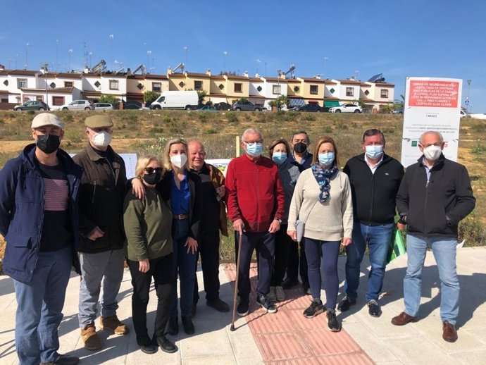La alcaldesa de Alcalá de Guadaíra, Ana Isable Jiménez, ha visitado con vecinos la zona del nuevo parque de la calle Beca.