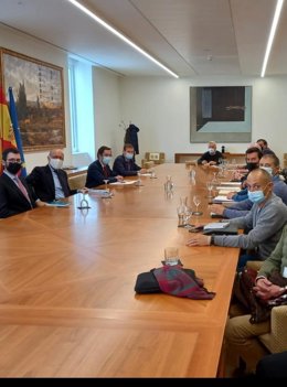 Los representantes de la plantilla de la base de Morón reunidos en Madrid con el director general para América del Ministerio de Exteriores