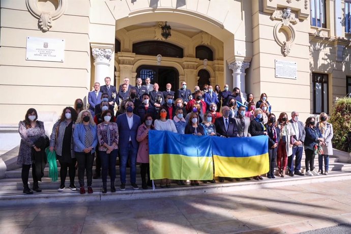 Minutos de silencio en solidaridad con el pueblo ucraniano en el exterior del Ayuntamiento de Málaga