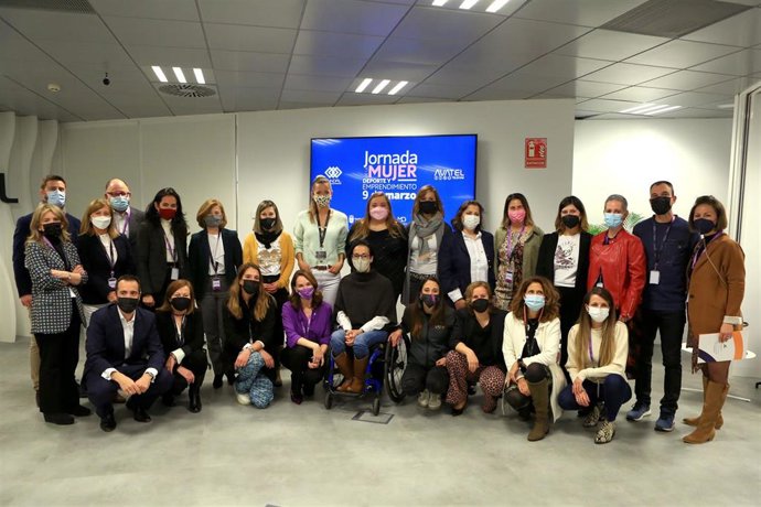 Teresa Perales junto a las participantes de la I Jornada Mujer, Deporte y Emprendimiento
