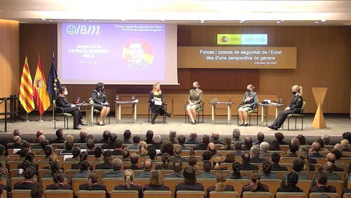 La delegada del Govern central a Catalunya, M. Eugnia Gay, durant la taula rodona 