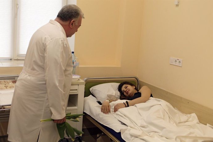 08 March 2022, Ukraine, Kiev: A doctor holds a bouquet of tulips as he visits a woman and her neonate at a maternity hospital functioning under martial law due to the Russian invasion. Photo: -/Ukrinform/dpa