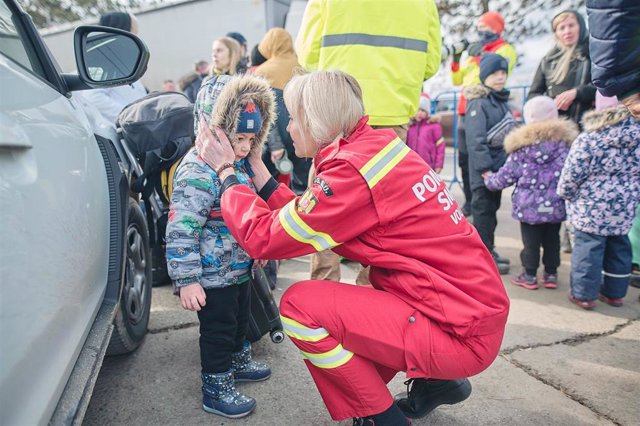 Romanian firefighters helping Ukrainians on the border with Romania called  Vama siret.