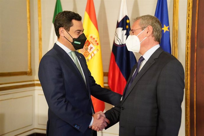 El presidente de la Junta de Andalucía, Juanma Moreno, este miércoles en su reunión en San Telmo con el embajador de la República de Eslovenia, Robert Krmelj.