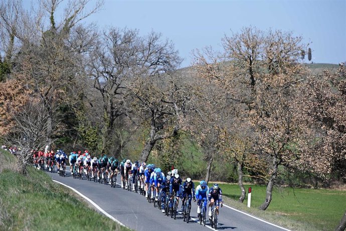 09 March 2022, Italy, Terni: The peloton rides during the third stage of the 57th edition of the Tirreno-Adriatico cycling race, 170 km from Murlo to Terni. Photo: Fabio Ferrari/LaPresse via ZUMA Press/dpa